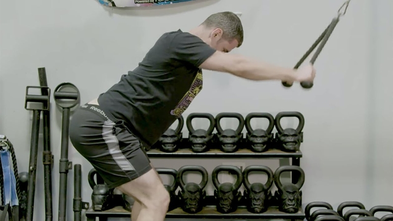 Straight arm pulldown - Bài tập lưng xô với máy kéo hiệu quả 2