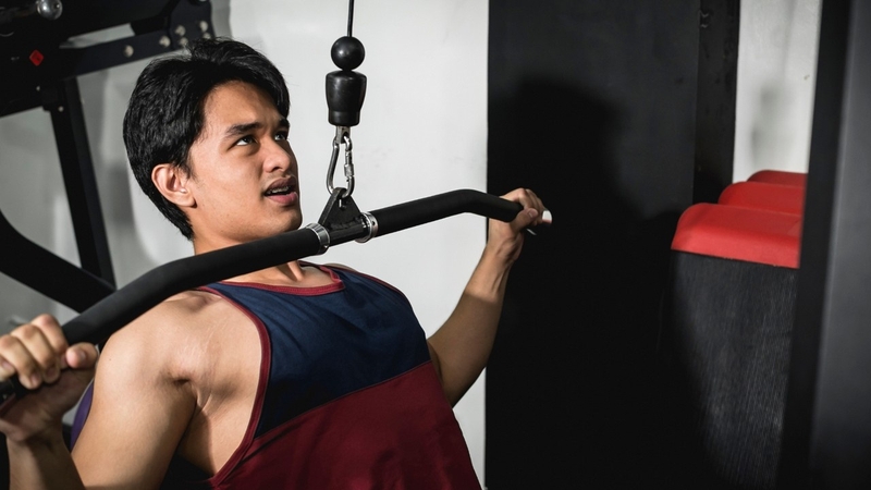 Straight arm pulldown - Bài tập lưng xô với máy kéo hiệu quả 4