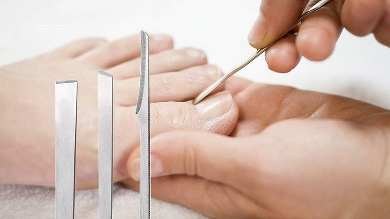 Sử dụng cây lấy khóe móng chân đúng cách 2