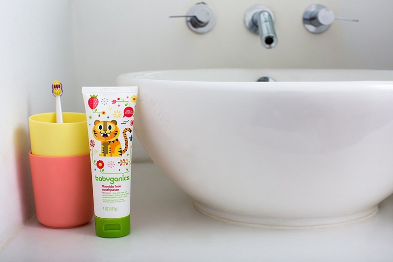 Sử dụng kem đánh răng loại nào cho bé? Kem đánh răng Babyganics