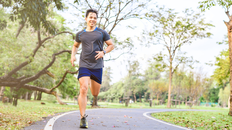 Chạy bộ có nguy cơ chấn thương cao hơn đi bộ do lực tác động lên khớp và xương lớn hơn