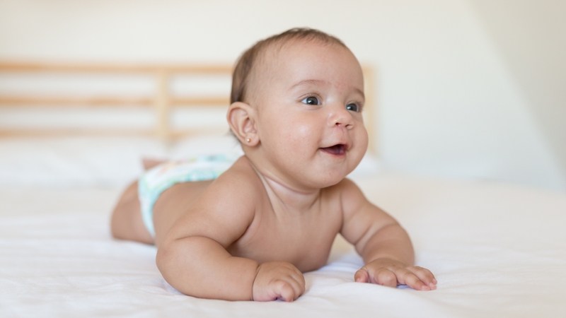 Trẻ 4 tháng tuổi biết làm gì? Một số lưu ý khi chăm sóc trẻ sơ sinh 4 tháng tuổi 2