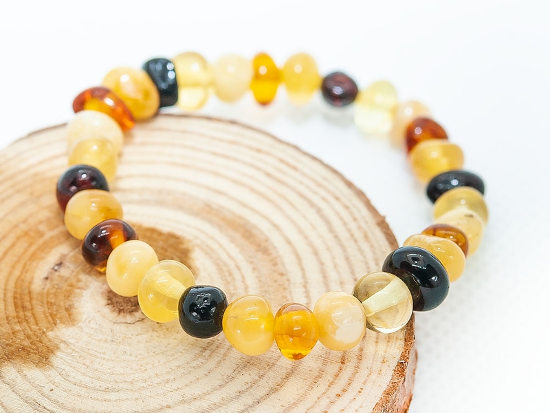 Vòng hổ phách - vật “trang sức chữa bệnh” cho bé