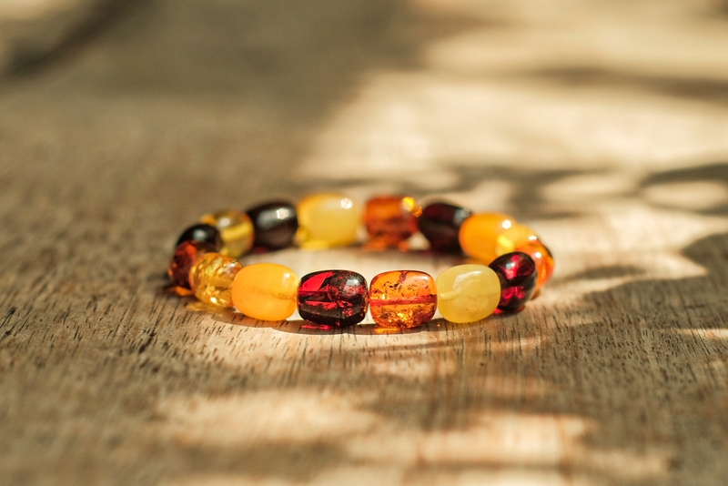 Ý nghĩa thực sự của những chiếc vòng hổ phách cho bé