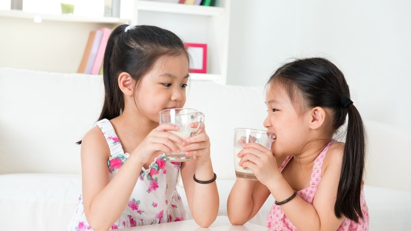 Cha mẹ nên chọn sữa phù hợp với độ tuổi và nhu cầu của trẻ