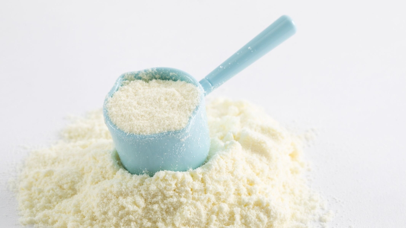 Sữa bột nguyên kem chứa hàm lượng đạm và chất béo cao, không phù hợp với hệ tiêu hóa của trẻ sơ sinh