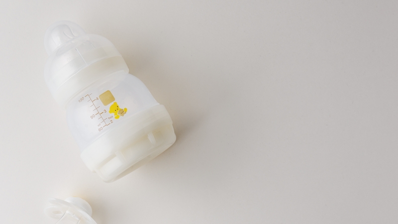 Sữa bột và sữa pha sẵn khác nhau ở sự tiện lợi, giá thành và thời gian bảo quản