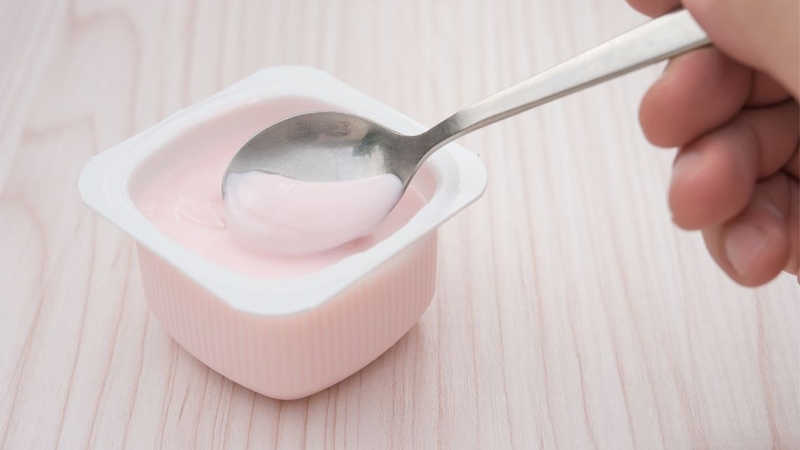 Nên kiểm tra kỹ các dấu hiệu sữa chua bị hỏng trước khi sử dụng