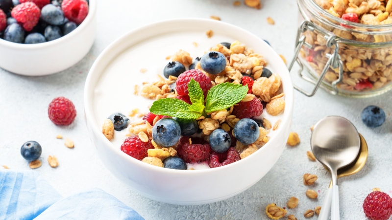 Kết hợp sữa chua Hy Lạp với trái cây tươi giúp tăng dinh dưỡng, tạo cảm giác no lâu và hỗ trợ giảm cân hiệu quả