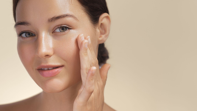 Sữa chua Hy Lạp giàu vitamin và khoáng chất giúp làm mịn da, giảm mụn và hỗ trợ dưỡng da trắng hồng từ bên trong