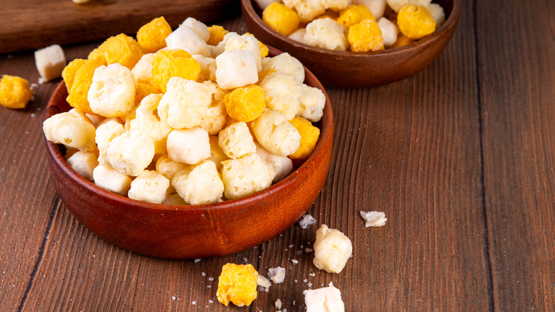 Thưởng thức sữa chua sấy lạnh trực tiếp như một món snack lành mạnh