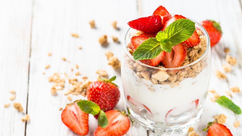 Kết hợp sữa chua sấy lạnh với sữa tươi, sinh tố hoặc yến mạch