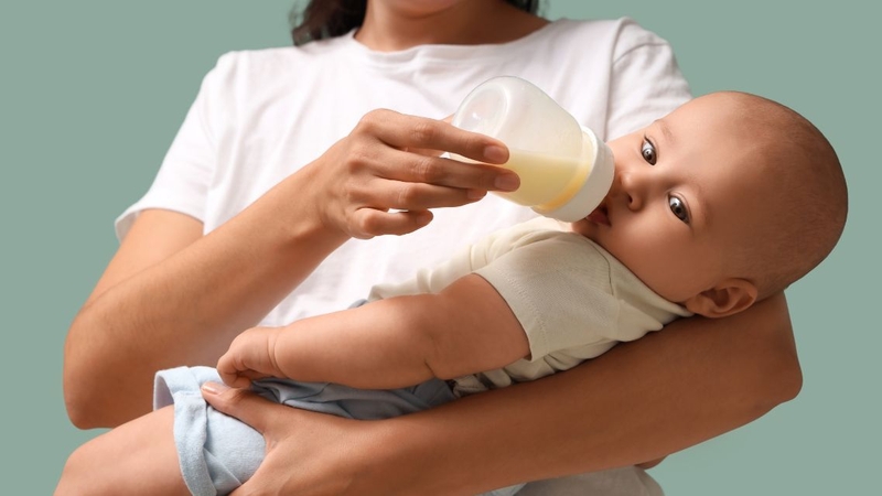 Chỉ nên pha một lượng sữa đủ dùng, tránh việc cho bé dùng sữa thừa