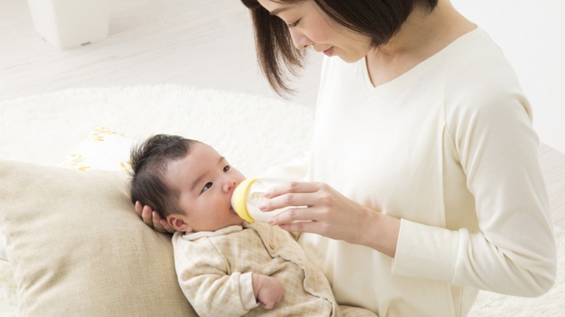 Nhiều mẹ thắc mắc liệu sữa công thức rơi vào mắt trẻ có sao không?