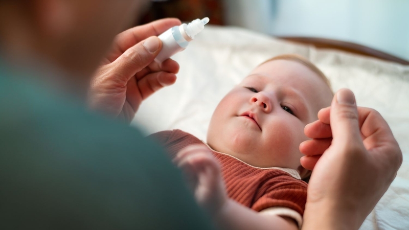 Rửa mắt bằng nước muối sinh lý