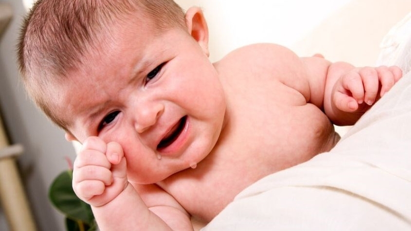 Trẻ quấy khóc khi sữa rơi vào mắt