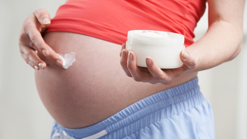 Trước khi sử dụng sữa dưỡng thể, mẹ bầu nên tắm hoặc lau sạch cơ thể để loại bỏ bụi bẩn và mồ hôi