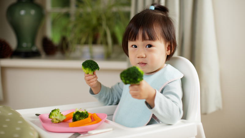 Cho bé uống đủ nước và bổ sung rau xanh, trái cây giàu chất xơ để hỗ trợ tiêu hóa