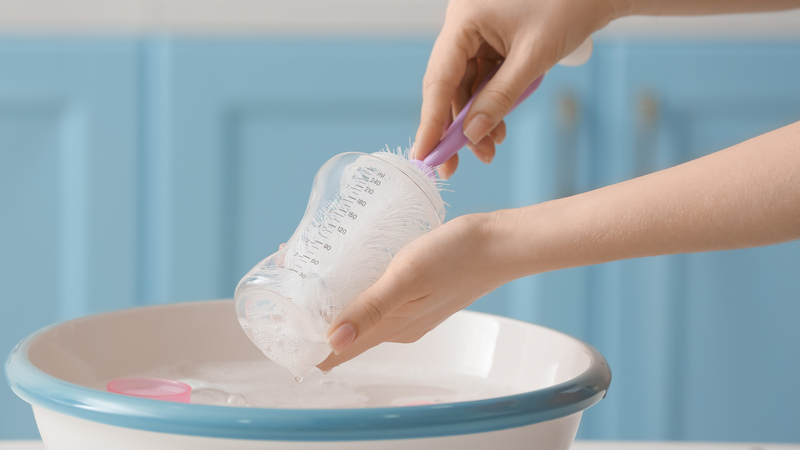 Rửa tay sạch bằng xà phòng và vệ sinh kỹ ly, muỗng cùng các dụng cụ pha sữa để hạn chế bụi bẩn và vi khuẩn