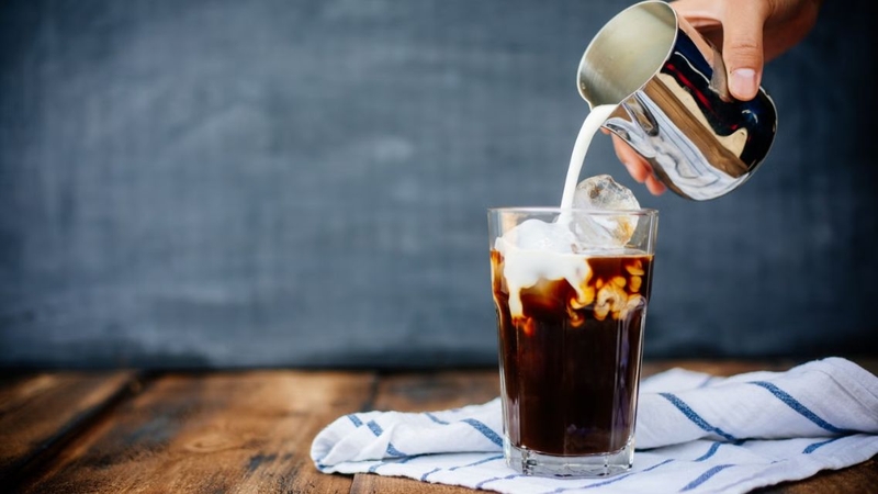 Người cần kiểm soát cân nặng hoặc mỡ máu nên dùng sữa Half Half với lượng hợp lý