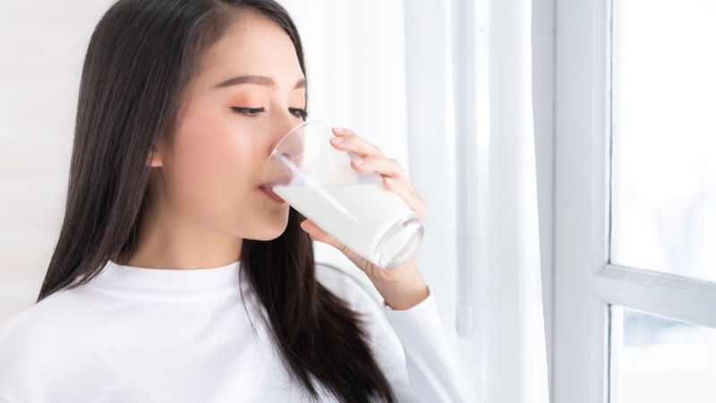 Sữa không chứa lactose đã được xử lý sẵn bằng enzyme lactase, giúp dễ hấp thu hơn và hạn chế rối loạn tiêu hóa
