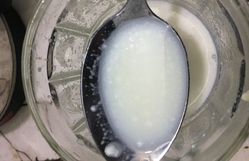 Tại sao sữa mẹ có cặn trắng? Sữa có cặn trắng ảnh hưởng gì không 1