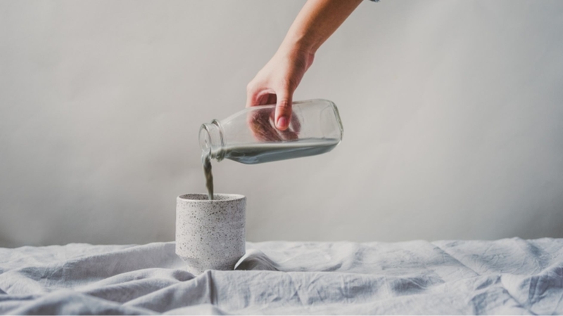 Nên dùng sữa mè đen vào buổi sáng