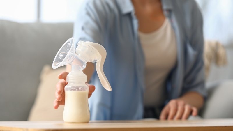 Tìm hiểu sữa mẹ đến khi nào thì hết chất