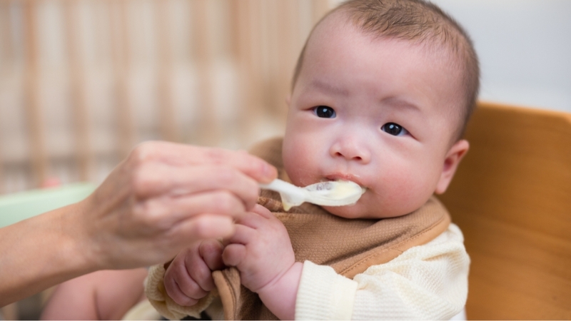 Nên cai sữa từ từ khi trẻ đã ăn dặm tốt và có thể thích nghi với chế độ ăn mới