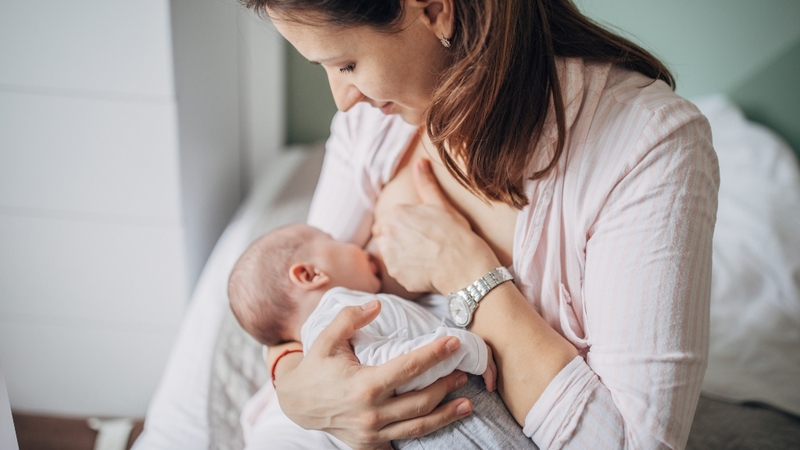 Cho bé bú đúng cách và thường xuyên giúp kích thích tiết sữa và duy trì nguồn sữa ổn định