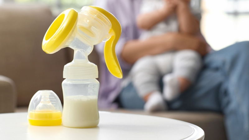 Sữa mẹ có màu vàng do chứa beta-caroten và các dưỡng chất đặc trưng trong sữa non như tế bào miễn dịch và protein cao