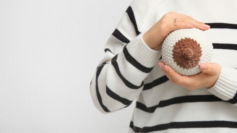 Cho bé bú sớm giúp kích thích tiết sữa, duy trì nguồn sữa dồi dào và giảm nguy cơ tắc tia sữa cho mẹ