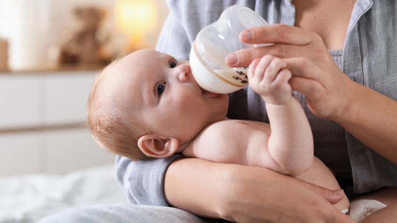 Sữa mẹ và sữa công thức uống cách nhau bao lâu phụ thuộc vào mỗi trẻ