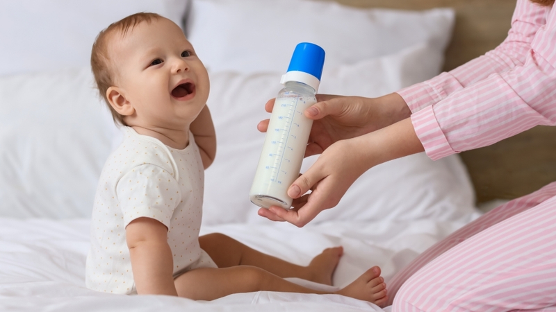 Không nên ép trẻ uống quá nhiều sữa công thức chỉ vì lo bé chưa no