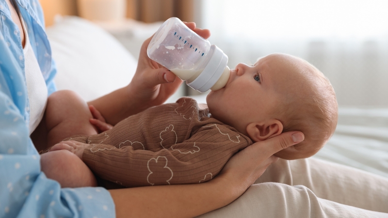 Nên cho hệ tiêu hóa của bé có thời gian xử lý và hấp thu thức ăn trước khi bắt đầu cữ bú tiếp theo