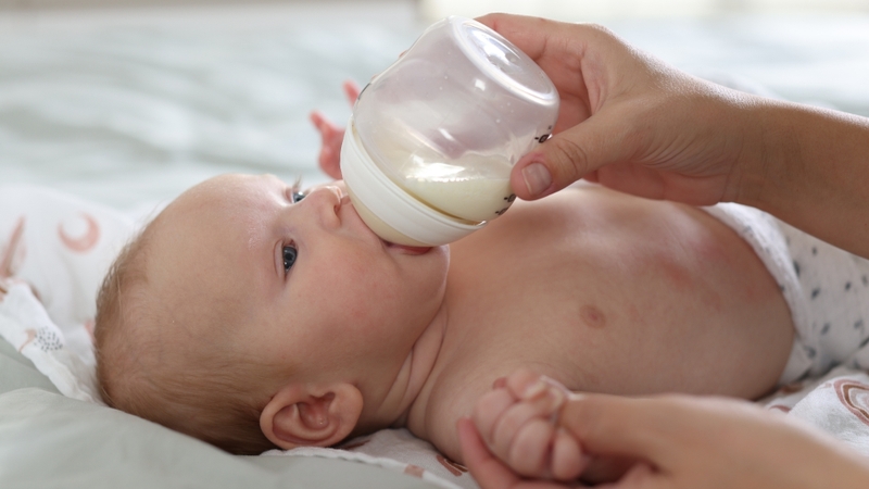 Nên cho bé bú mẹ trước khi bú sữa công thức