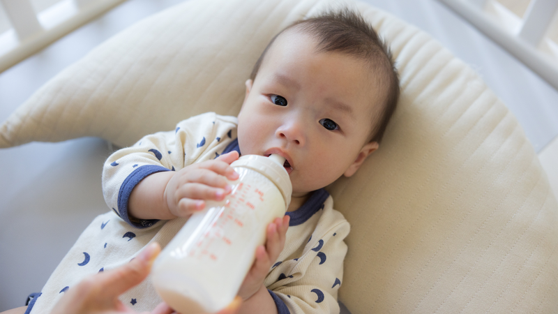 Khẩu phần sữa của mỗi bé có thể khác nhau tùy theo độ tuổi, cân nặng và nhu cầu dinh dưỡng