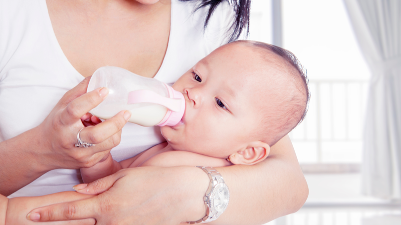 Khi đổi từ sữa mẹ sang sữa công thức hoặc đổi sữa, hệ tiêu hóa của bé có thể thay đổi