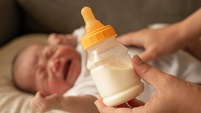Cha mẹ nên đưa trẻ đi khám nếu có dấu hiệu bất thường sau khi uống sữa