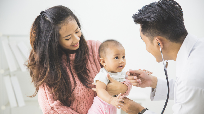 Ba mẹ nên theo dõi khả năng dung nạp của bé và đưa trẻ đi khám nếu có dấu hiệu bất thường