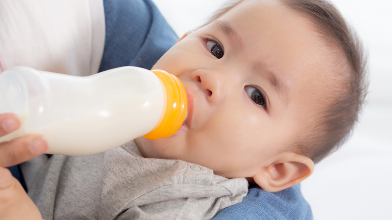 Cần đánh giá cân nặng cùng chiều dài, khả năng bú và sức khỏe của trẻ
