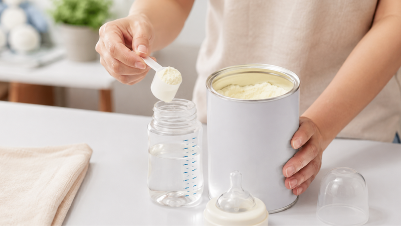 Pha sữa không đúng tỷ lệ là một trong những nguyên nhân gây táo bón ở trẻ