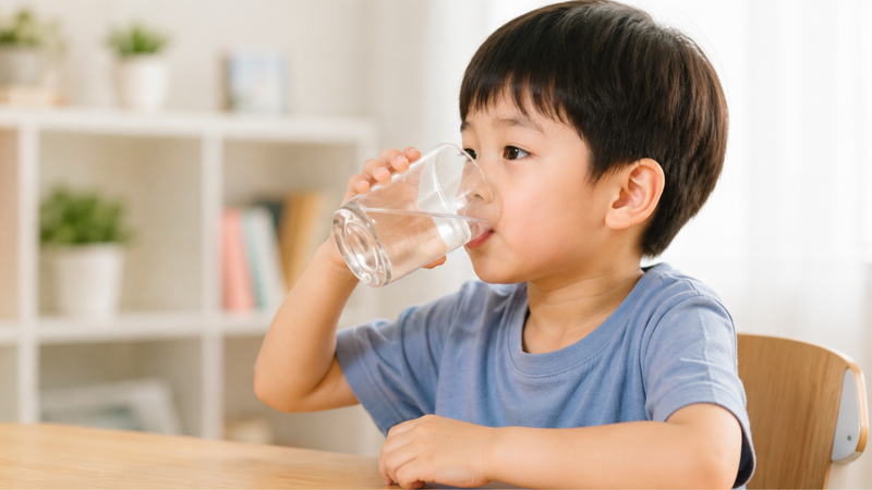 Cho trẻ uống đủ nước mỗi ngày để hỗ trợ tiêu hóa