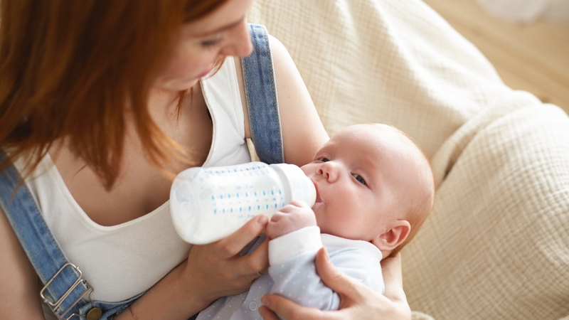 Mẹ có thể hâm nóng sữa bằng nước ấm và cho bé dùng trong vòng 1 - 2 giờ