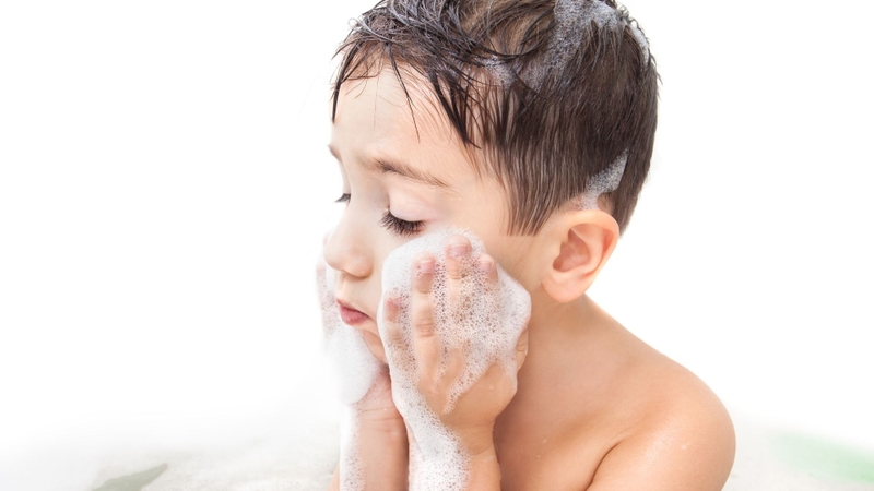 Hướng dẫn trẻ rửa mặt nhẹ nhàng để bảo vệ làn da non nớt