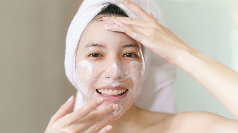 Làm sạch đúng cách là bước nền cho làn da đều màu khỏe mạnh