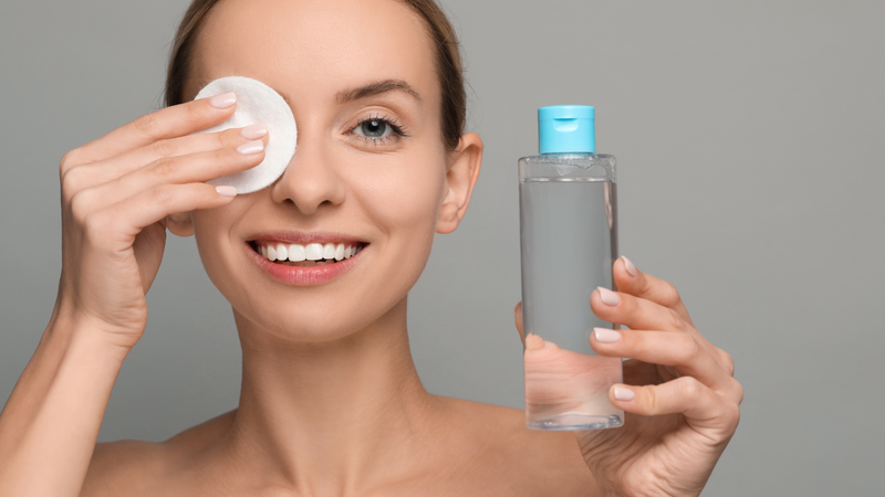 Tẩy trang là bước làm sạch chuyên dụng giúp hòa tan và loại bỏ các lớp trang điểm