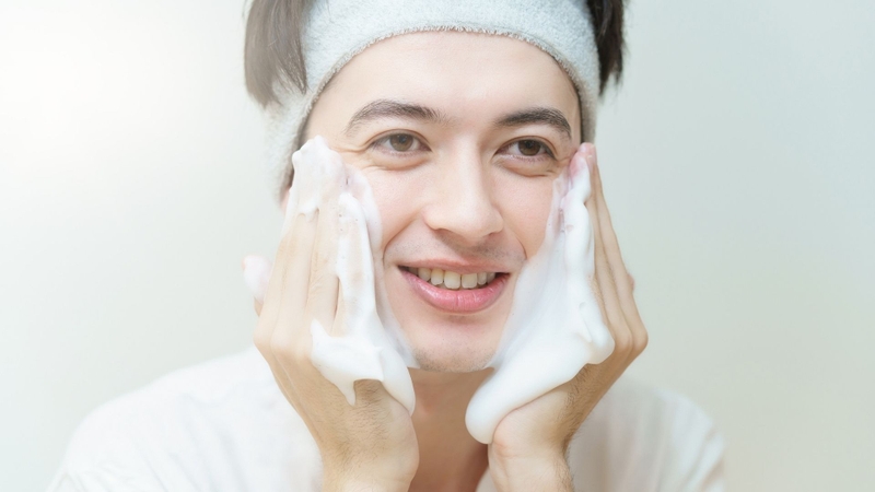 Tạo bọt kỹ và massage nhẹ nhàng giúp làm sạch da hiệu quả