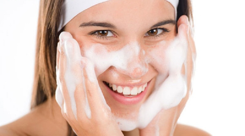 Sữa rửa mặt kiềm dầu cho da nhờn mụn có tốt không? 2