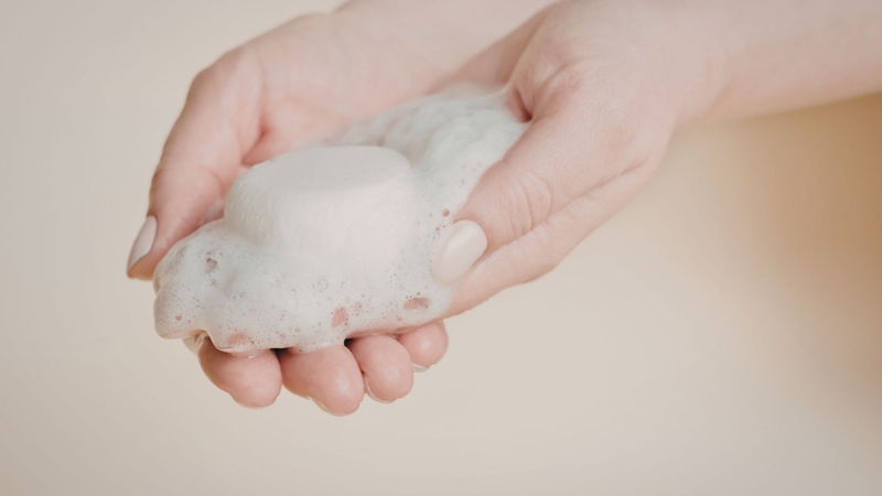 Độ pH của sữa rửa mặt ảnh hưởng trực tiếp đến độ ẩm và sự cân bằng sinh lý của da